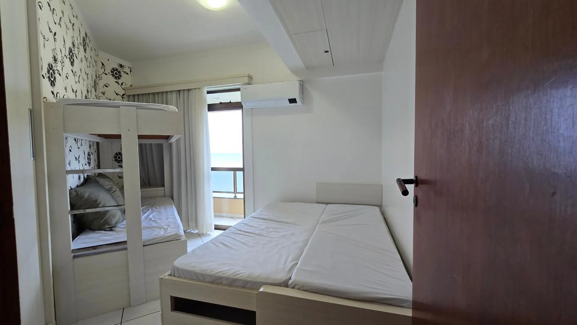 Lindo Apto Itapema Meia Praia Frente ao Mar p/ 6 pessoas, alto padrão, WIFI Apartamento